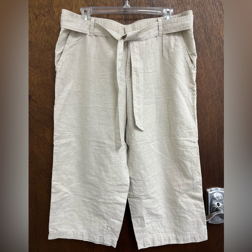 Liz Claiborne Women's Tan Capri's Sz L